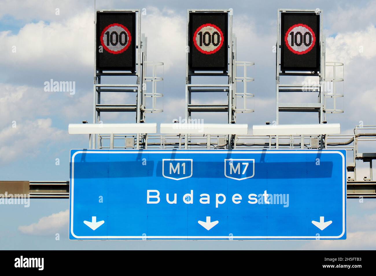 Autobahnschild / Wegweiser / Hinweisschild Richtung Budapest, Ungarn. Stock Photo