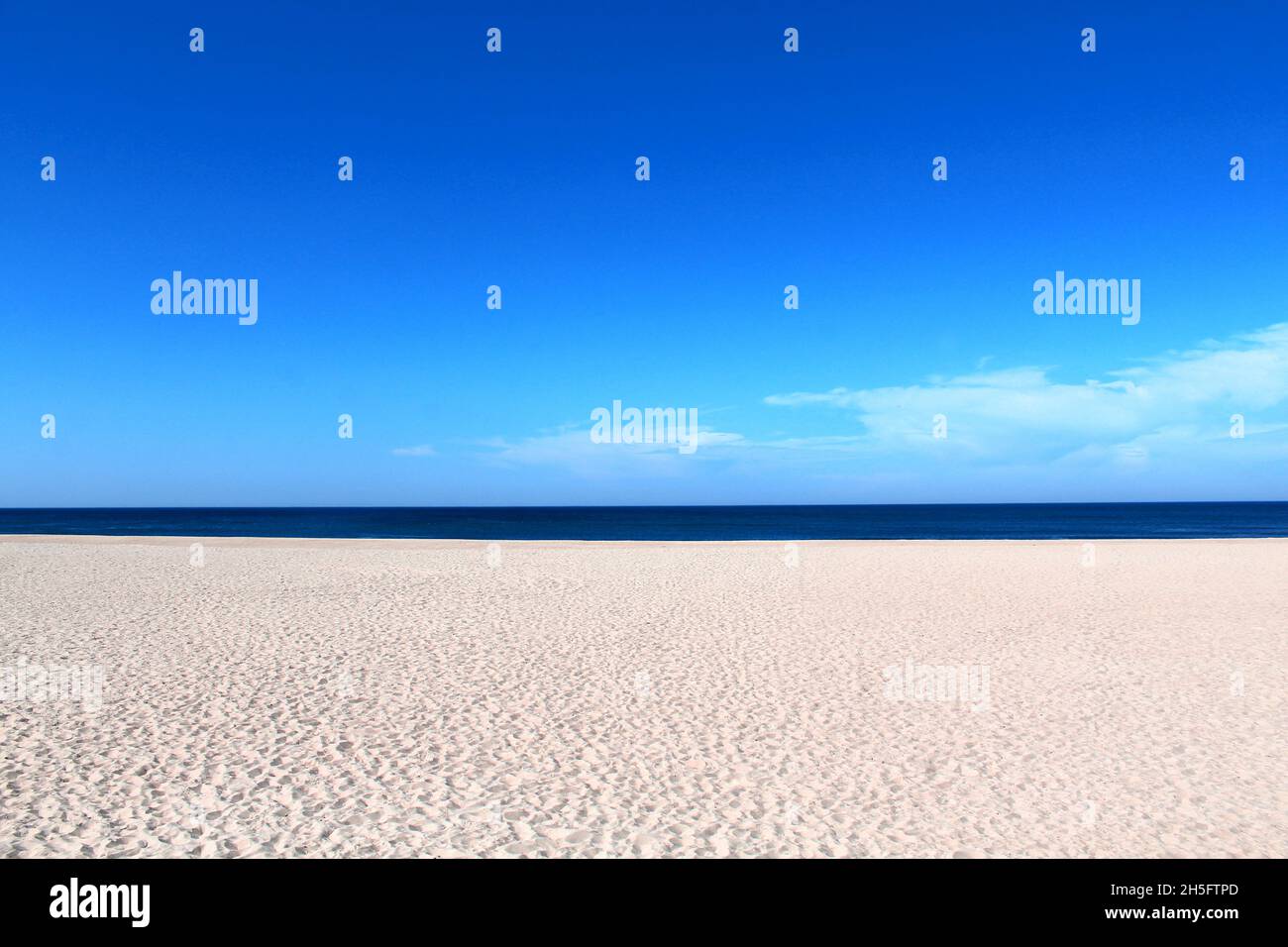 Grafische, abstrakte Landschaft: menschenleerer Sandstrand, Meer, Himmel. In Espinho, Portugal. Abstrakte Landschaftsfotografie. Stock Photo