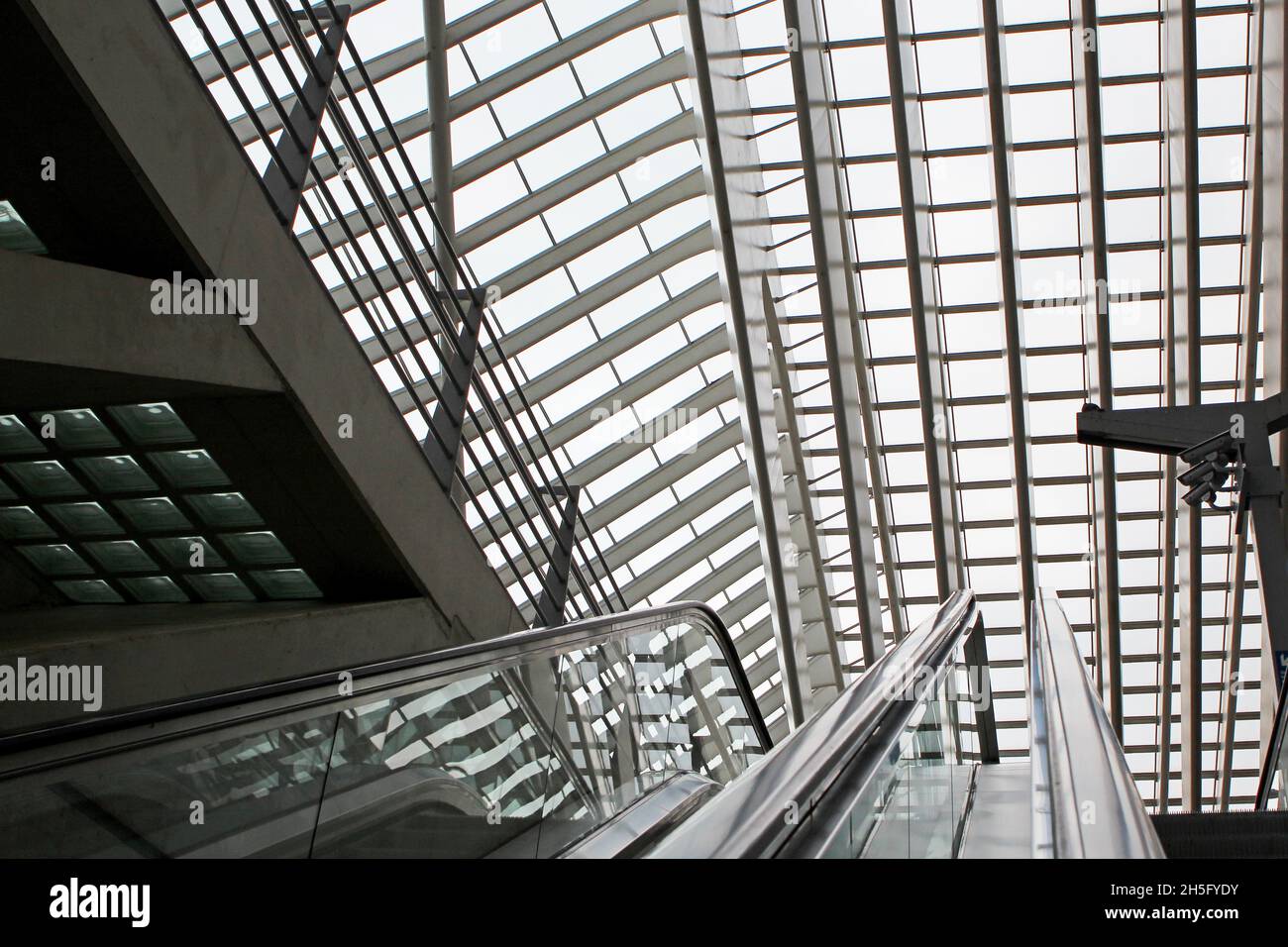 Leere Rolltreppe des Bahnhofs Bahnhof Liège-Guillemins, Lüttich, Belgien. Im Hintergrund die abstrakte, grafische Struktur mit Streben und Fenstern. Stock Photo