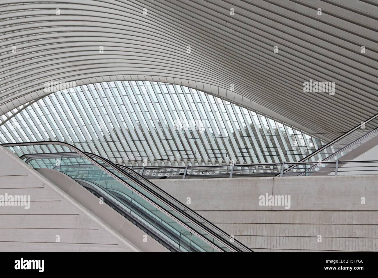 Leere Rolltreppe des Bahnhofs Bahnhof Liège-Guillemins, Lüttich, Belgien. Im Hintergrund die abstrakte, grafische Struktur mit Streben und Fenstern. Stock Photo