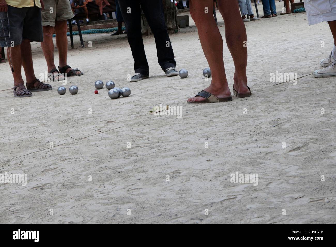 Franzosen, die gerade -auf einem öffentlichen Platz- Boule spielen. Keine Erkennbarkeit, da nur Beine. Cannes, Frankreich. Stock Photo