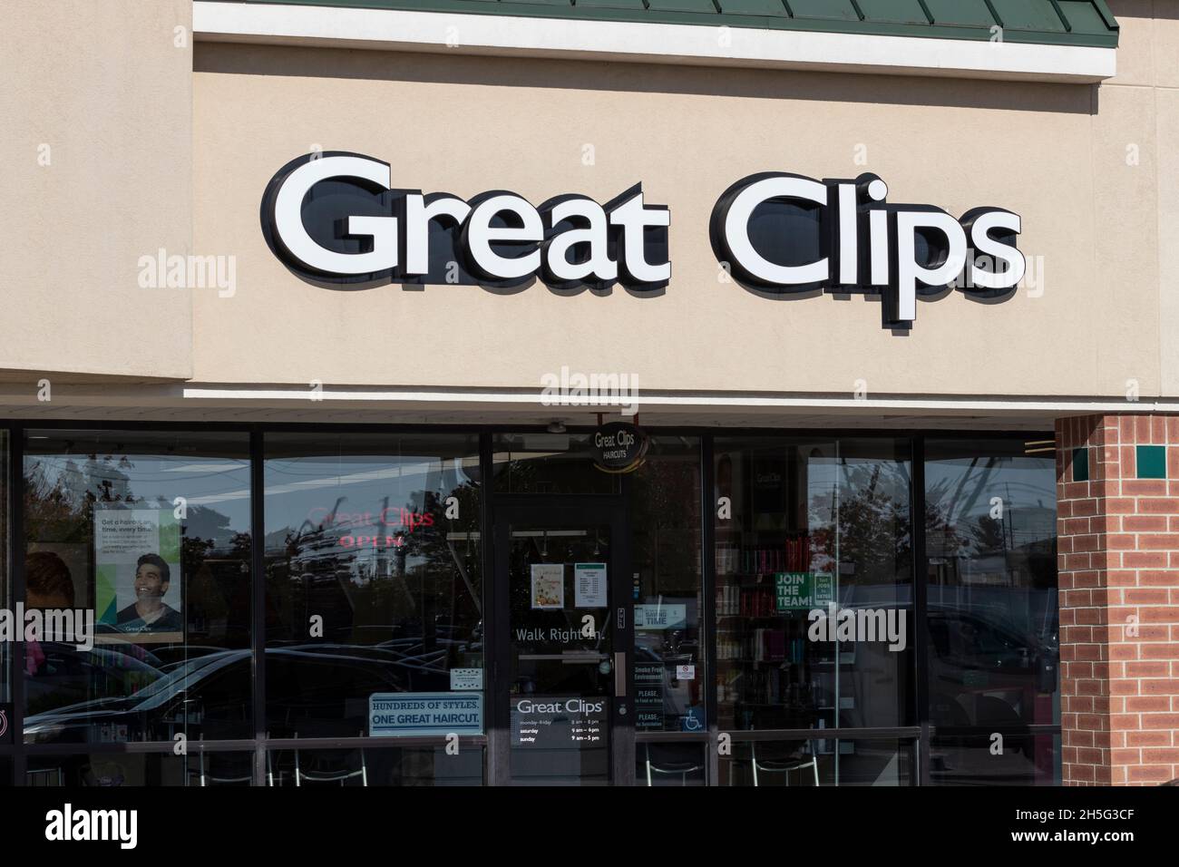 Fishers - Circa November 2021: Great Clips strip mall haircut location. Great Clips hair salons provide haircuts to men, women and kids. Stock Photo