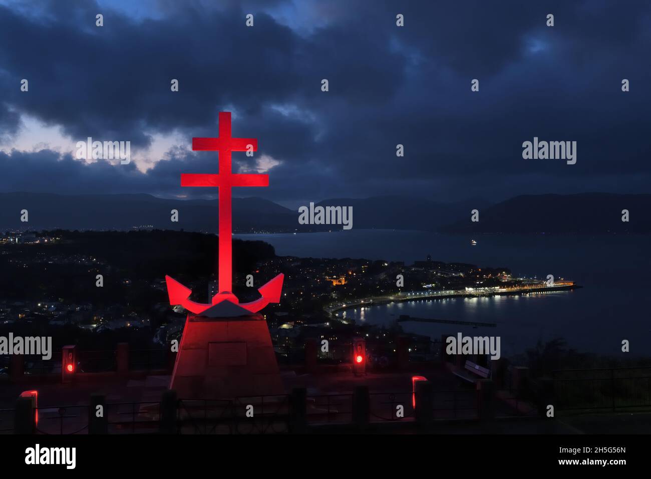 Lyle Hill, Greenock, Inverclyde, Scotland, UK. 9th, November, 2021.Free French Cross of Lorraine illuminated poppy red for armistice day and remembrence Sunday on Lyle Hill, Inverclyde, Scotland, UK. Credit. Douglas Carr/Alamy Live News Stock Photo