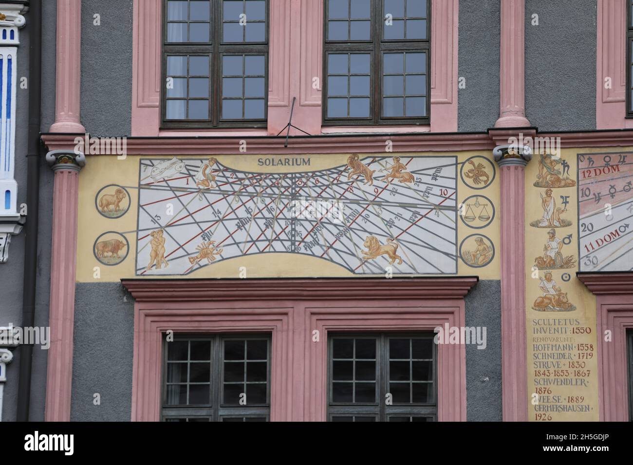Die Ratsapotheke, auch Struve-Apotheke genannt, zählt zu den bekanntesten Bürgerhäusern in der historischen Görlitzer Altstadt. Der Renaissancebau bef Stock Photo