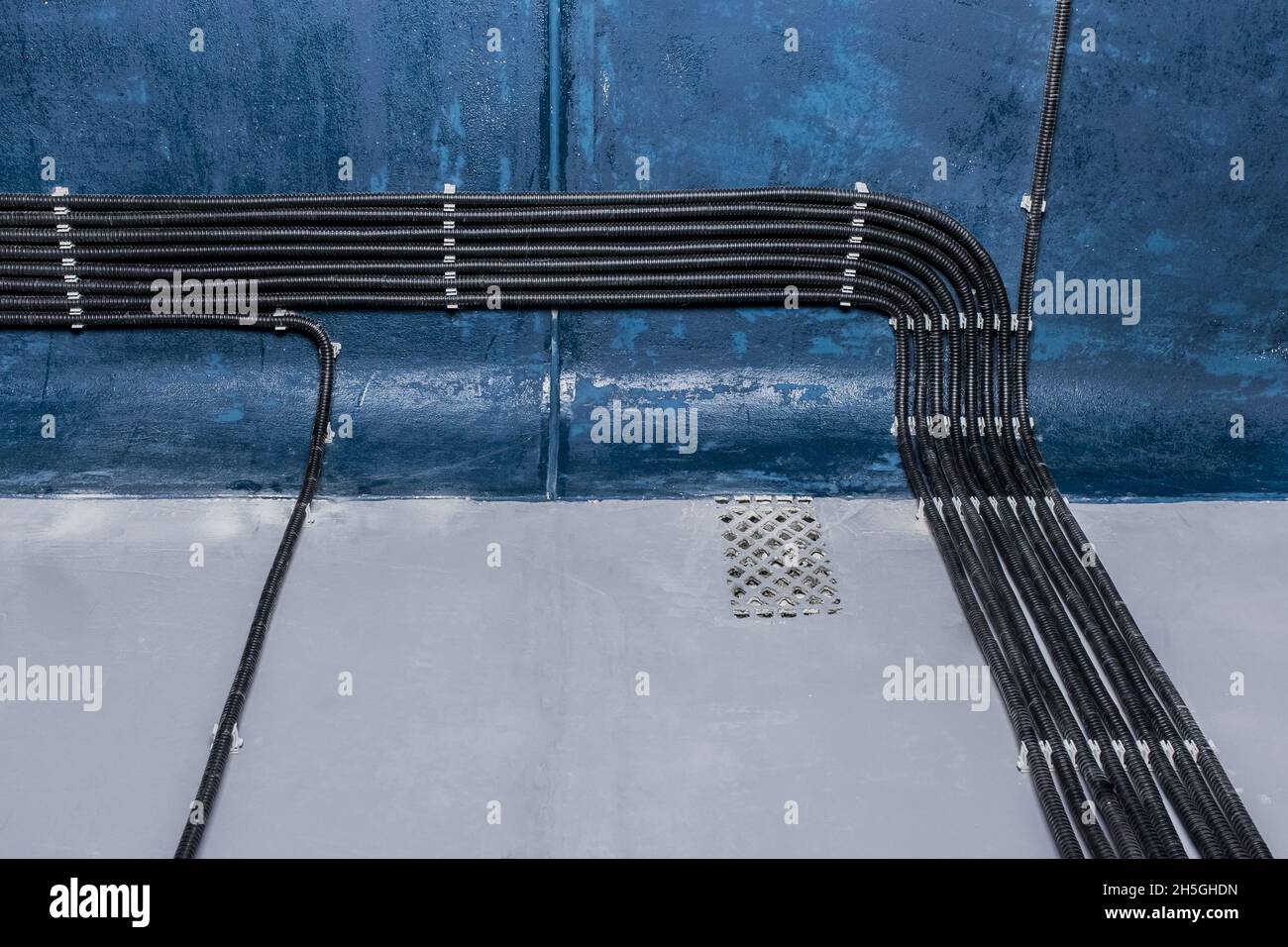 Industrial cable power connection and insulation of electrical wires