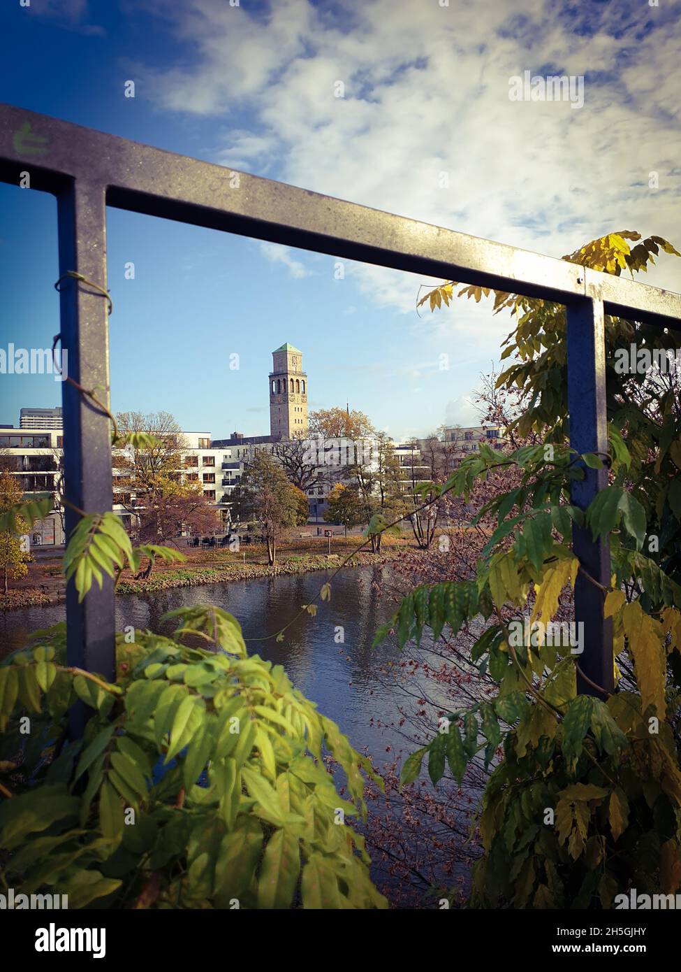 Blauer himmel stadtbild hi-res stock photography and images - Alamy