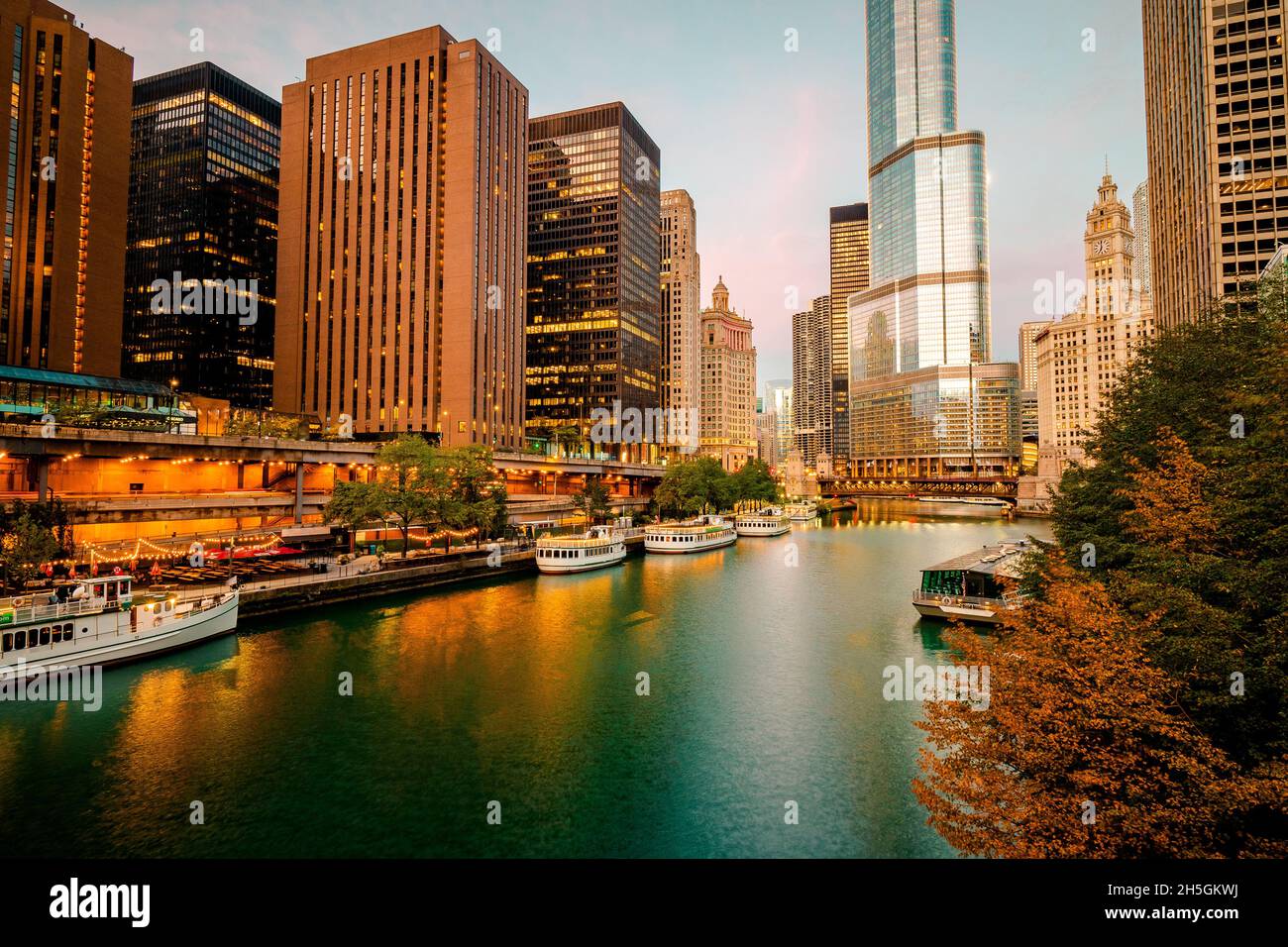 Early morning view of moored tour boats at the main stem of the Chicago River with skyscrapers in the background, Downtown Chicago, IL, USA Stock Photo