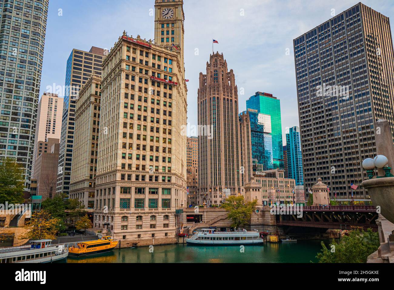 Early morning view of the main stem of the Chicago River with skyscrapers in the background, Downtown Chicago, IL, USA Stock Photo