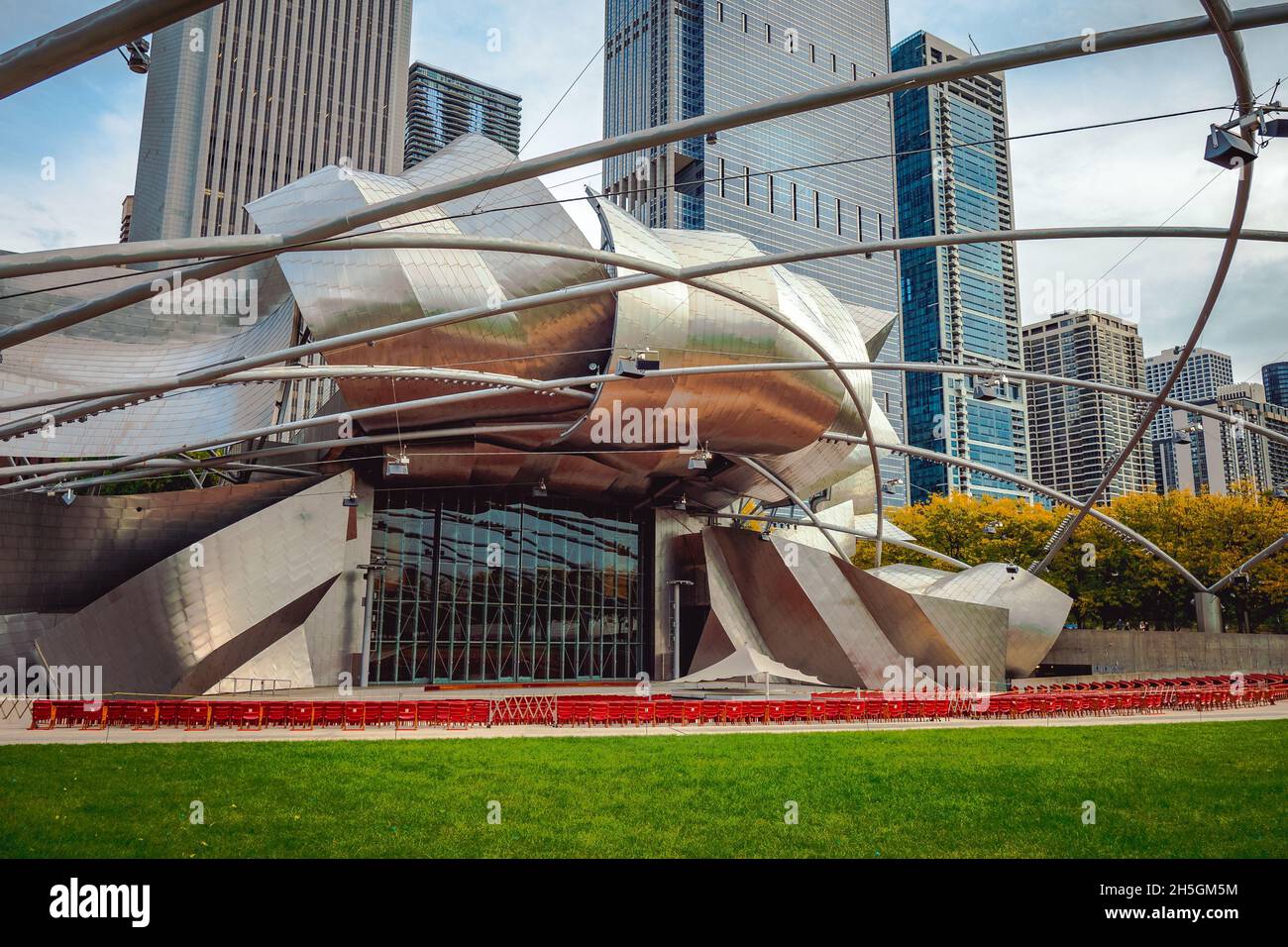Frank Gehry's Jay Pritzker Music Pavilion in front of the skyline of Chicago, IL, USA Stock Photo