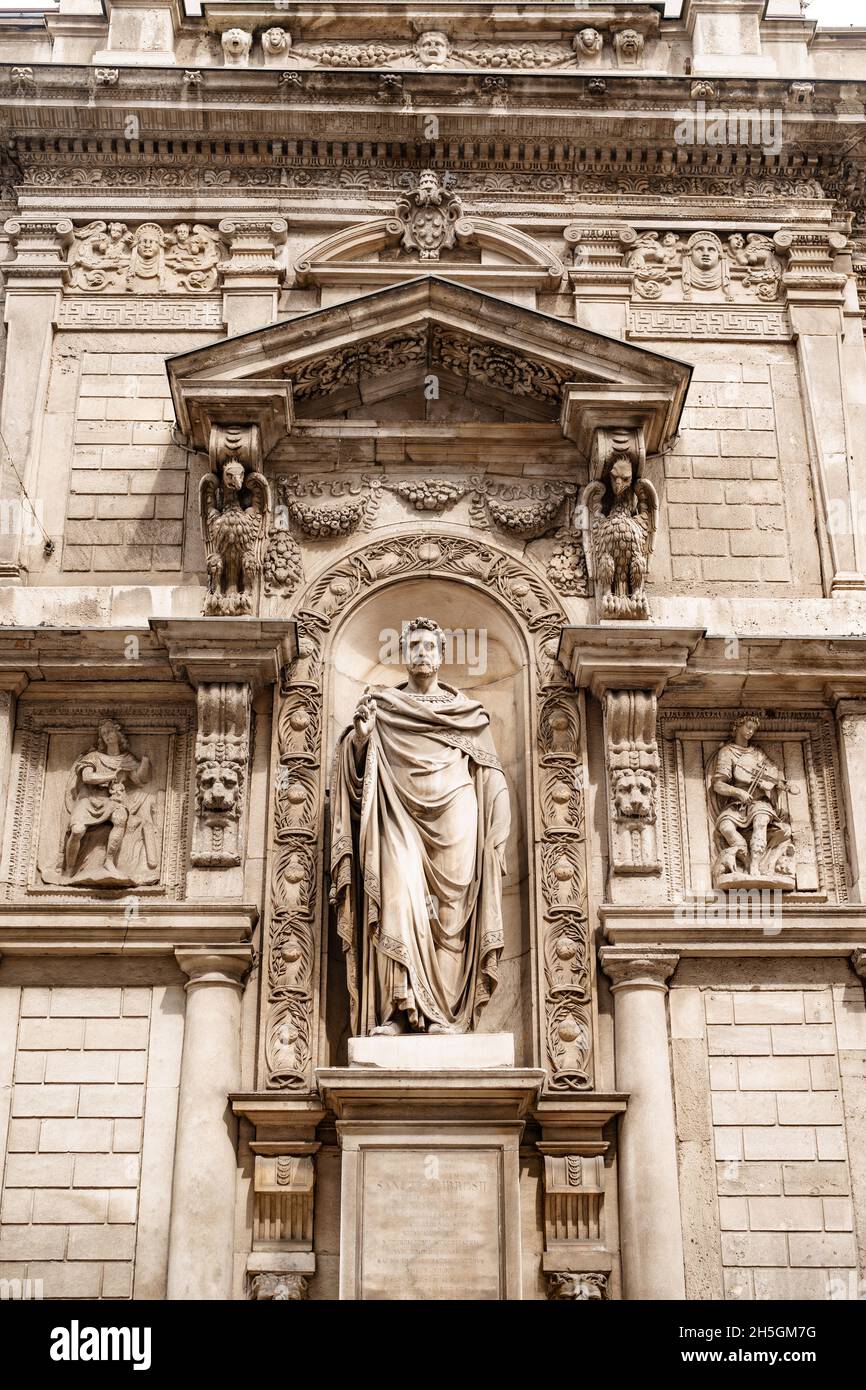 Stone statue of a man on the wall in a niche Stock Photo Alamy