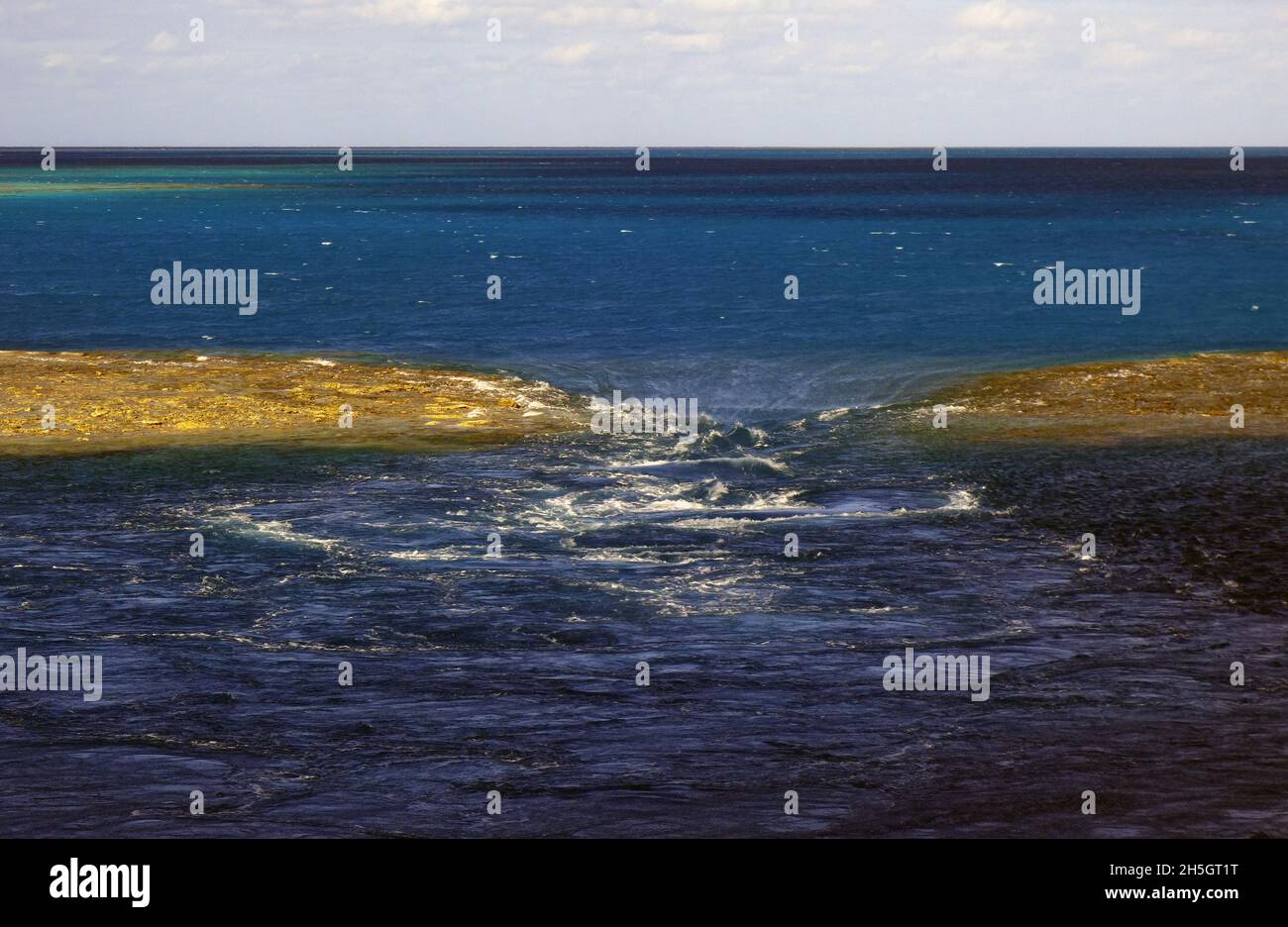 Tide rushing out from lagoon into deepwater passage, Hardy Reef, near Whitsundays, Great Barrier Reef, Queensland, Australia Stock Photo