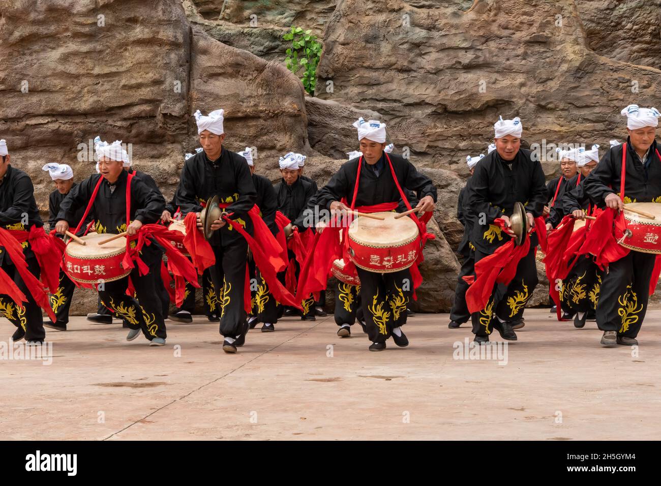 Chinese drummers entertain at Hukou waterfall in Shaanxi Province, China Stock Photo