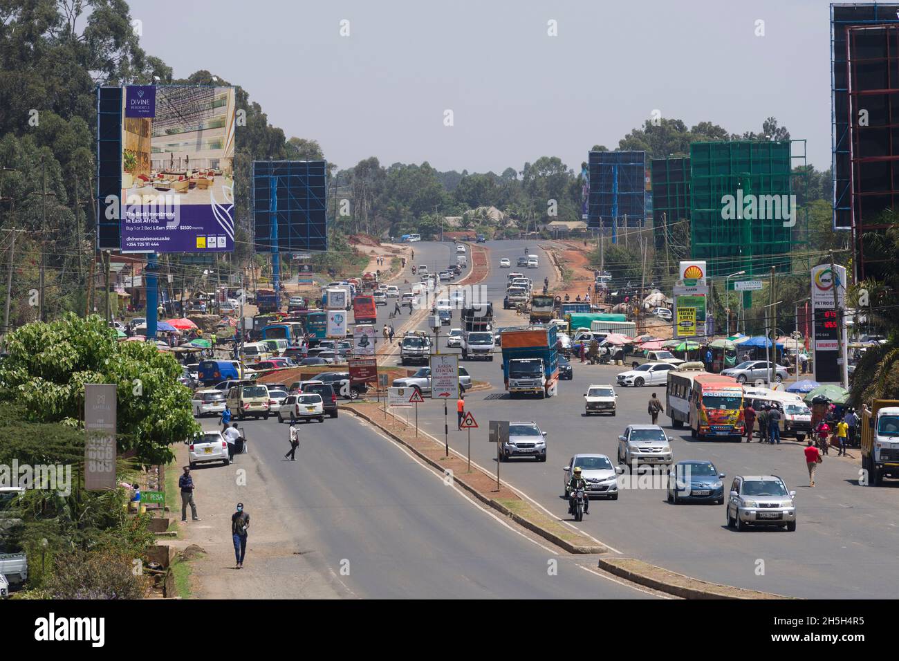 Traffic on the newly widened Ngong Road, Karen, Nairobi.  The 2.3 billion Kenya shilling project was carried out by the Chinese firm, Quinjian Interna Stock Photo