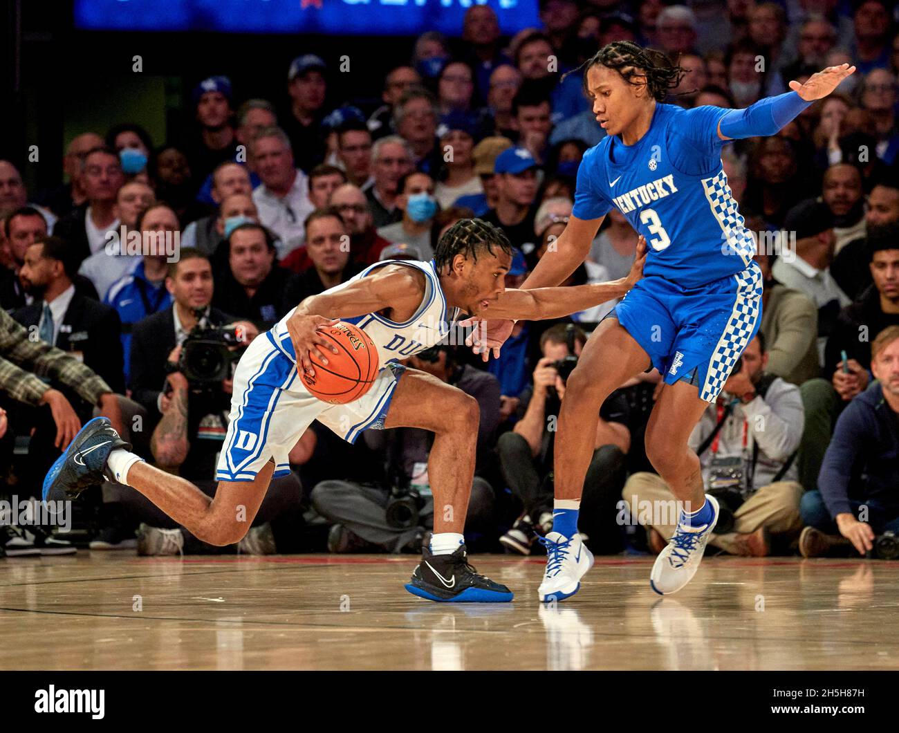 New York, New York, USA. 9th Nov, 2021. Duke Blue Devils guard Jeremy Roach (3) is defended by Kentucky Wildcats guard TyTy Washington (3) in the first half during the State Farm Champions Classic at Madison Square Garden in New York City. Duke defeated Kentucky 79-71. Duncan Williams/CSM/Alamy Live News Stock Photo