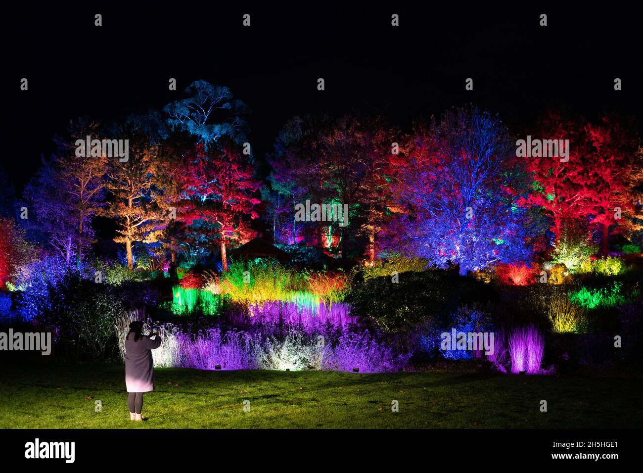 visitors-enjoy-the-glow-winter-light-trail-featuring-1100-coloured