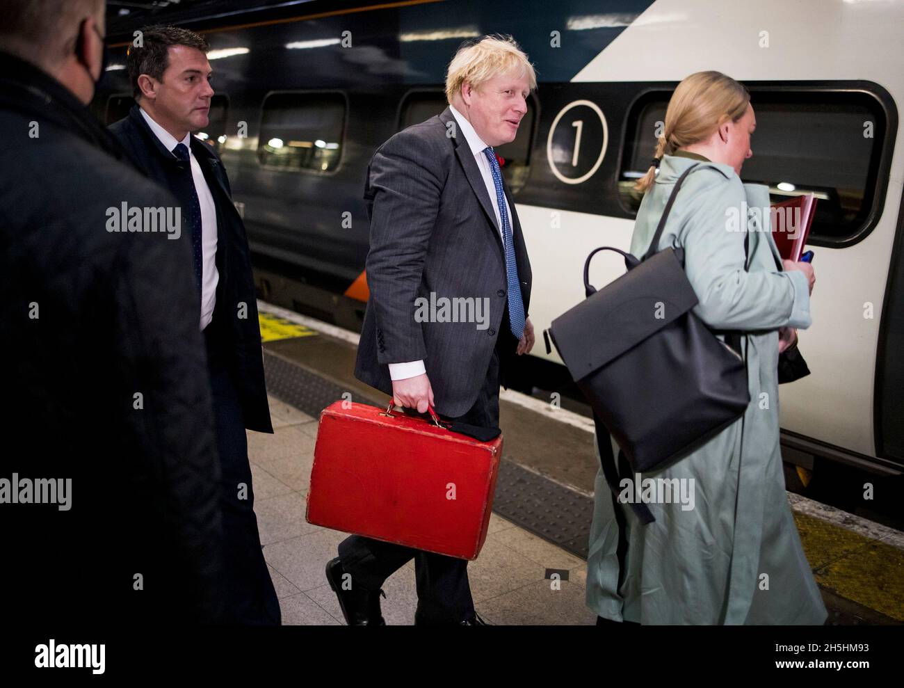 London, UK. 10th Nov, 2021. British Prime Minister BORIS JOHNSON arrives at Euston Station to travel by train to Glasgow for an update on negotiations at the COP26 Climate Conference. Photo credit: Ben Cawthra/Sipa USA **NO UK SALES** Credit: Sipa USA/Alamy Live News Stock Photo
