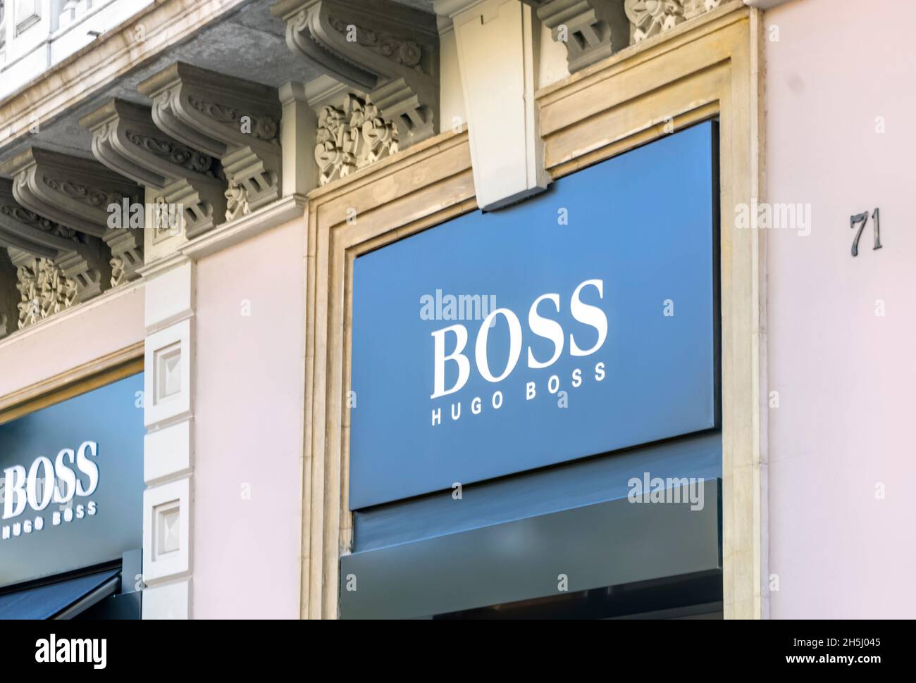 Shop front barcelona hi-res stock photography and images - Alamy