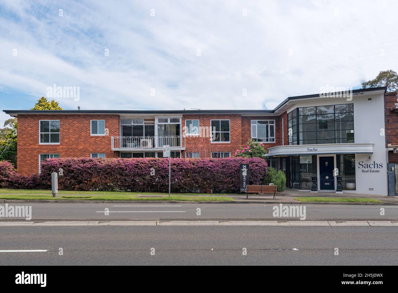 Low rise walk up apartments hi-res stock photography and images - Alamy