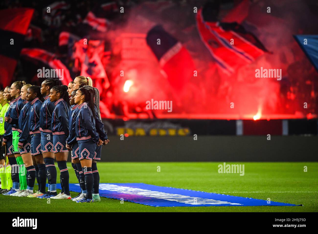 Paris, France, November 9, 2021, Team of PSG and supporters during the UEFA Women's Champions League, Group B football match between Paris Saint-Germain and Real Madrid on November 9, 2021 at Parc des Princes stadium in Paris, France - Photo: Matthieu Mirville/DPPI/LiveMedia Stock Photo