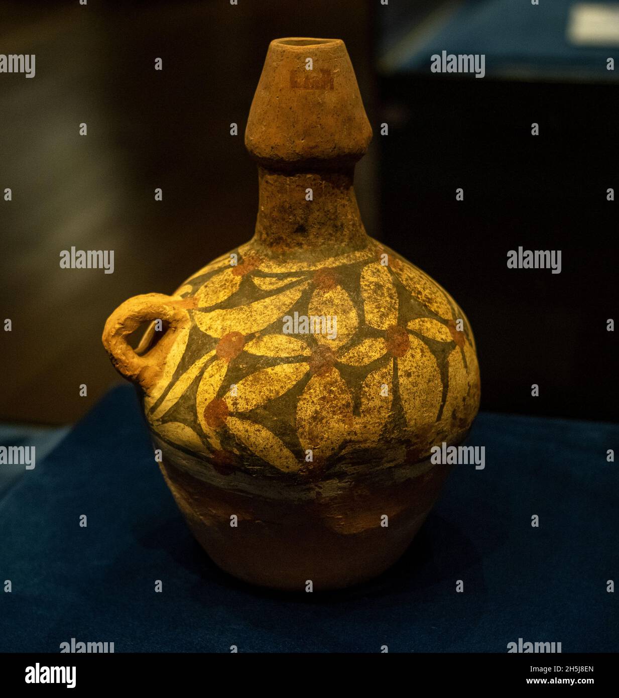Painted pottery vessel with single handle. Xiyin culture / Miaodigou culture, about 5300-5800 years ago. Stock Photo
