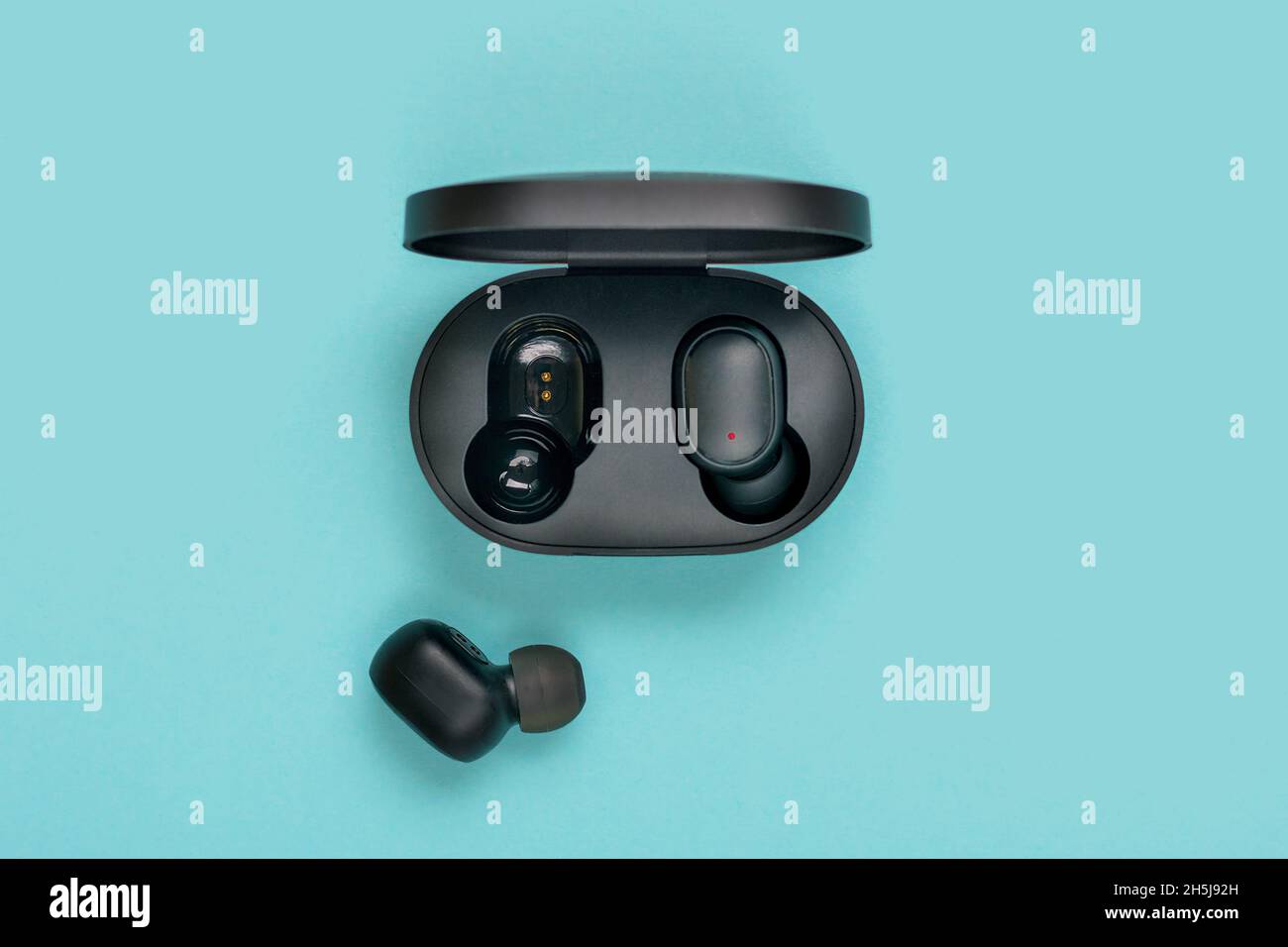 wireless earbuds Can be used for bilateral calls and digital sound quality is assured with its DSP digital noise reduction and capsule on blue Stock Photo
