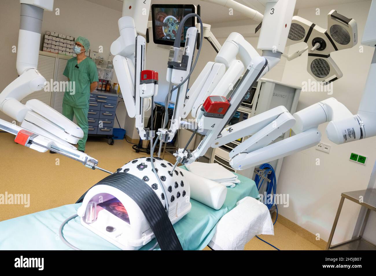 Stralsund, Germany. 10th Nov, 2021. In the outpatient operating room, there  is a "da Vinci Xi" surgical robot. Its four robotic arms offer more range  of motion than the human hand. And
