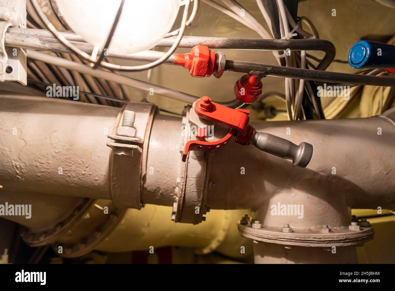 Marine Engine Valve, Marine Engine Valve. Submerging a submarine Stock Photo Alamy