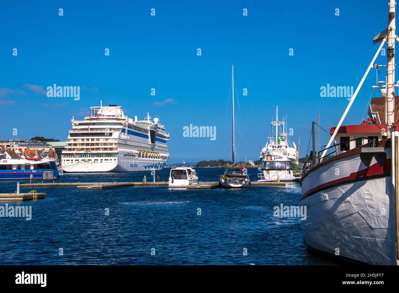 AIDA und andere Schiffe im Hafen von Stavanger in Norwegen Stock Photo