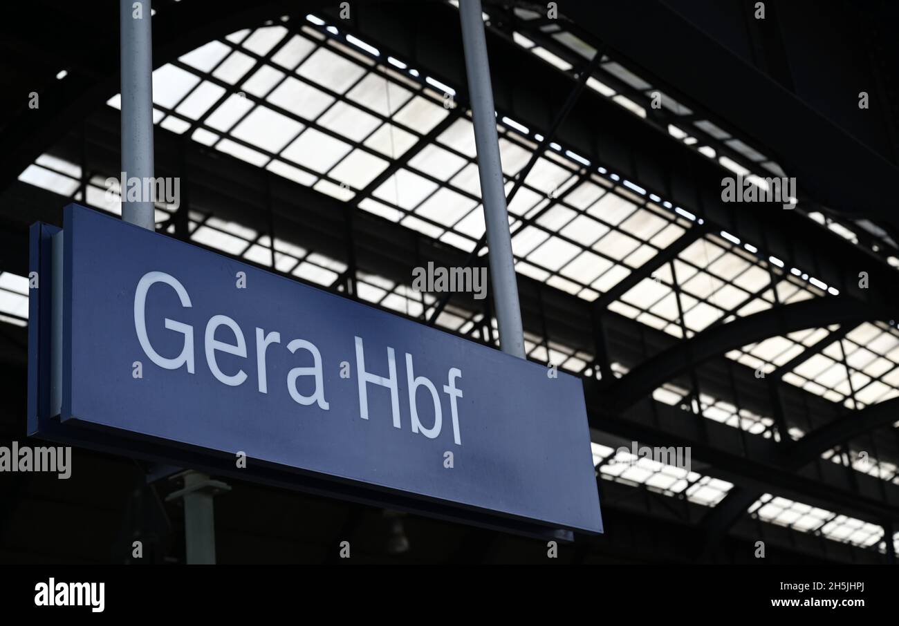 10 November 2021, Thuringia, Gera: Gera's main station, built in 1911, here glass panes of the roof were repaired by DB. Thanks to the relaunch of the 'Sofortprogramm Bahnhöfe' (immediate programme for railway stations) by Deutsche Bahn (DB) and the Federal Ministry of Transport and Digital Infrastructure (BMVI), Deutsche Bahn is making numerous railway stations even more attractive for travellers. In the Free State of Thuringia, 69 stations are benefiting from this program, including the station in Bad Köstritz with around 25,000 euros. Photo: Martin Schutt/dpa-Zentralbild/dpa Stock Photo