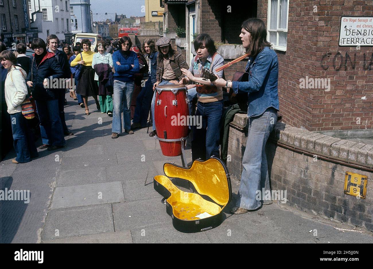 London 1982. A London street view in Chelsea and two street musicians playing guitar and drums. Credit Roland Palm. Stock Photo