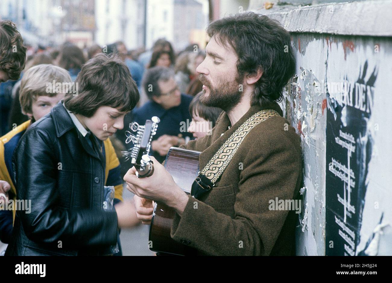 London 1982. A London street view and a man is playing the guitar for money. Credit Roland Palm. Stock Photo