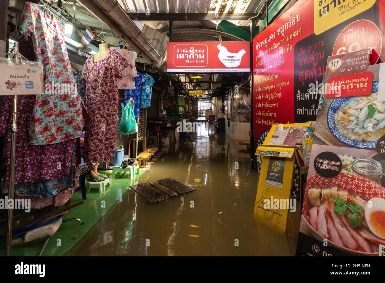 Bangkok, Thailand. 09th Nov, 2021. Stores are seen submerged in the flood.Chao Phraya River is overflowing influenced from heavy rainfall causing flooding in Wang Lang Market and many low lying areas along Chao Phraya River. Credit: SOPA Images Limited/Alamy Live News Stock Photo