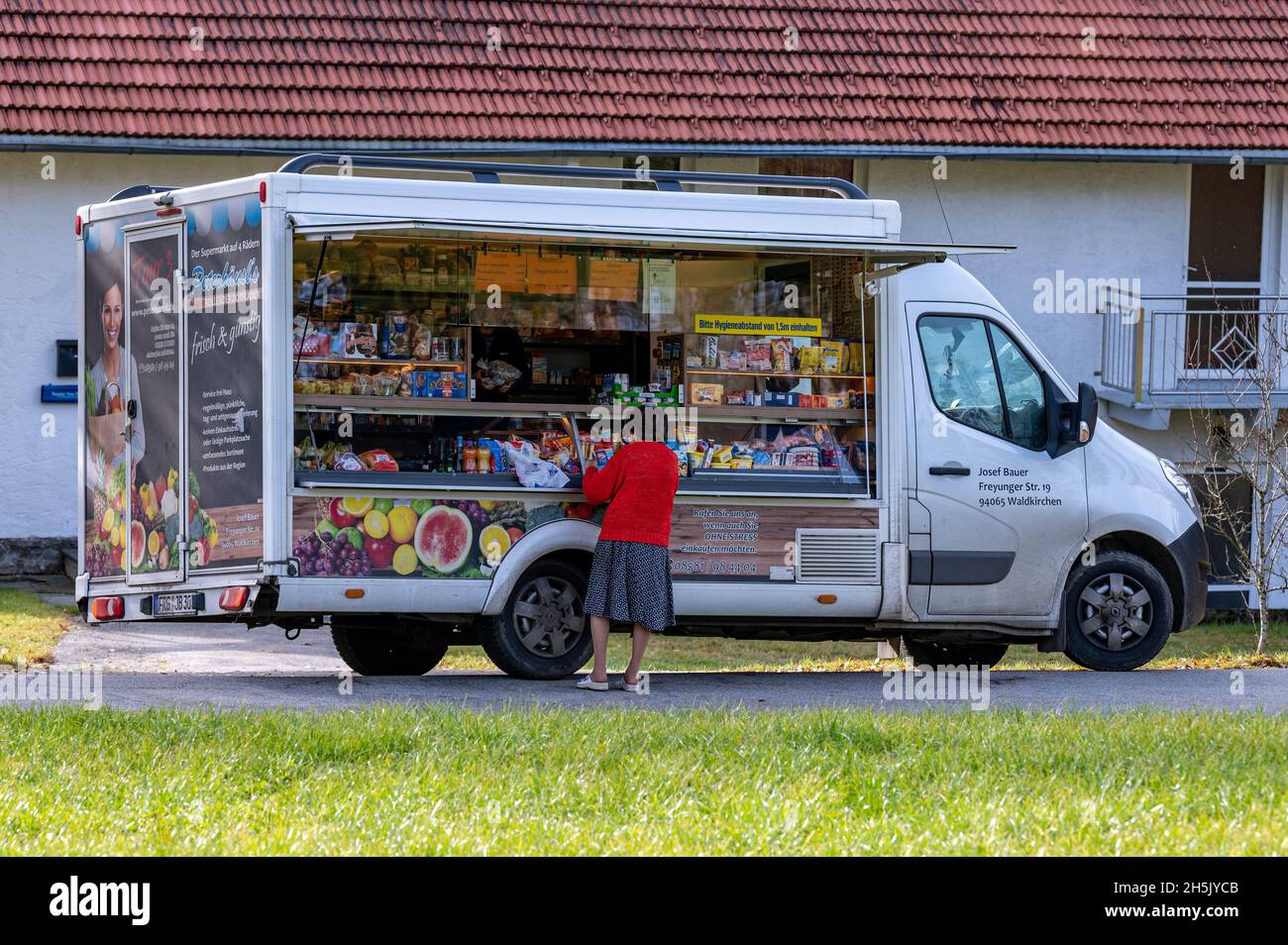 Passau, Germany. 10th Nov, 2021. A grocery store on four wheels stands