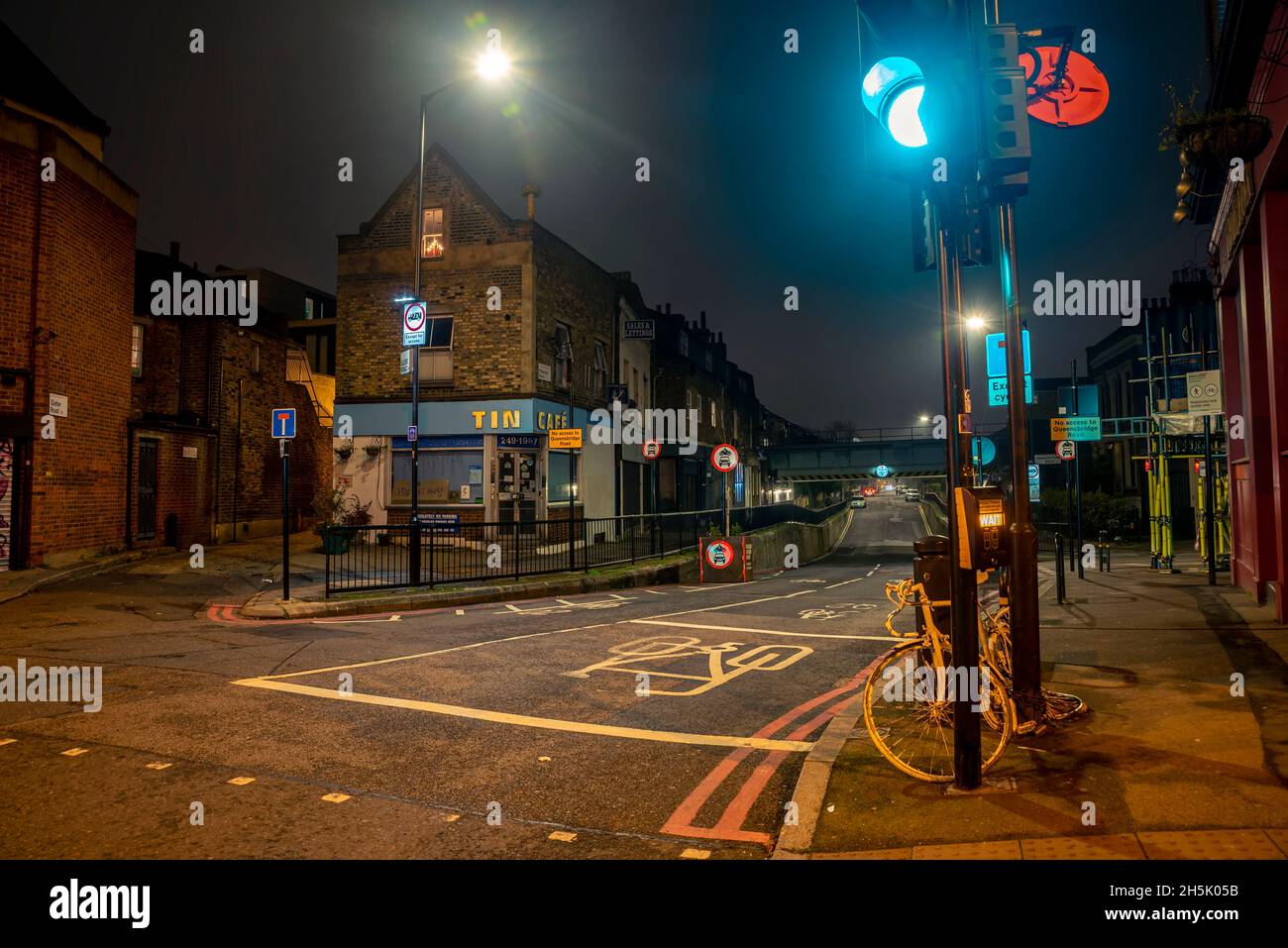 Streets around Haggerston at night, London, UK © Dosfotos/Axiom Stock