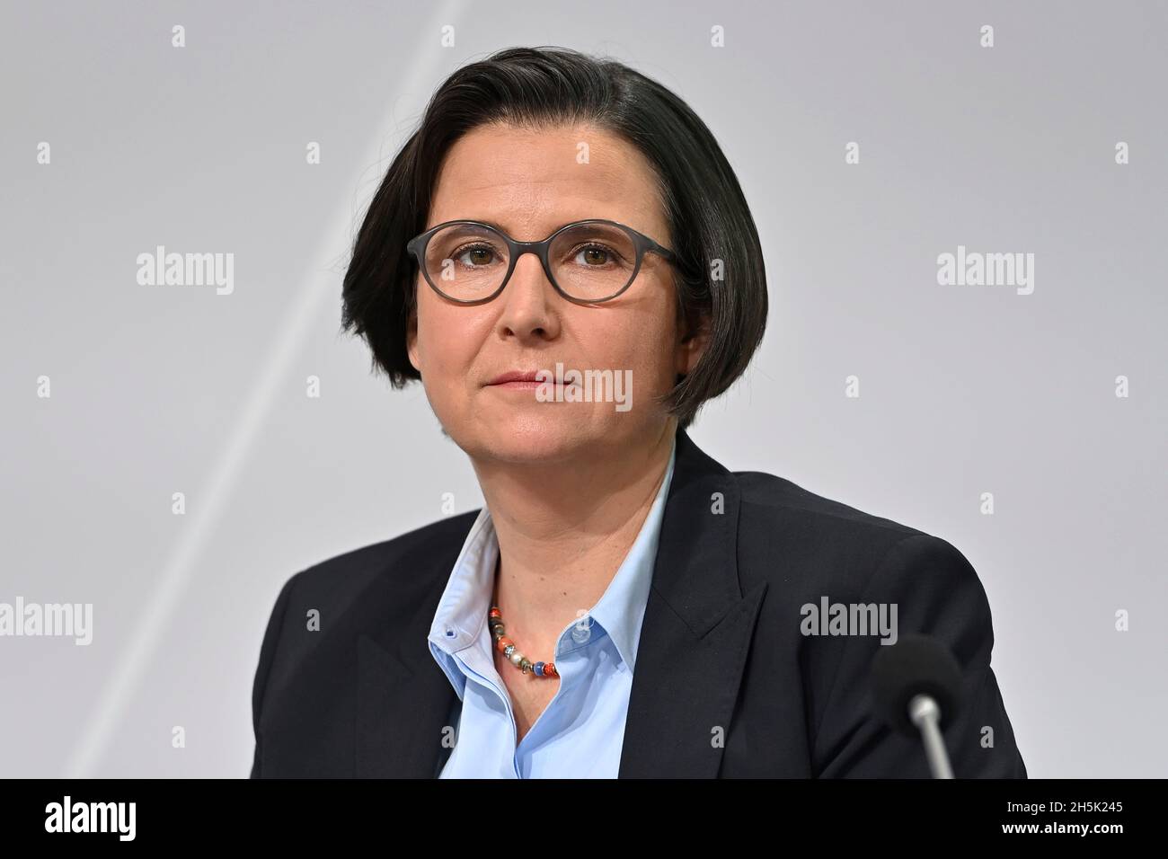 Neubiberg. 10th Nov, 2021. Constanze HUFENBECHER (member of the management), single image, trimmed single motif, portrait, portrait, portrait annual press conference INFINEON Technologies AG on November 10th, 2021 in Neubiberg. Credit: dpa/Alamy Live News Stock Photo