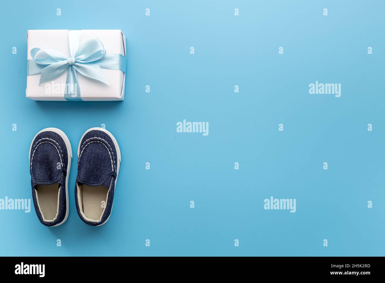 Baby boy blue shoes with gift box. Baby shower party set Stock Photo ...