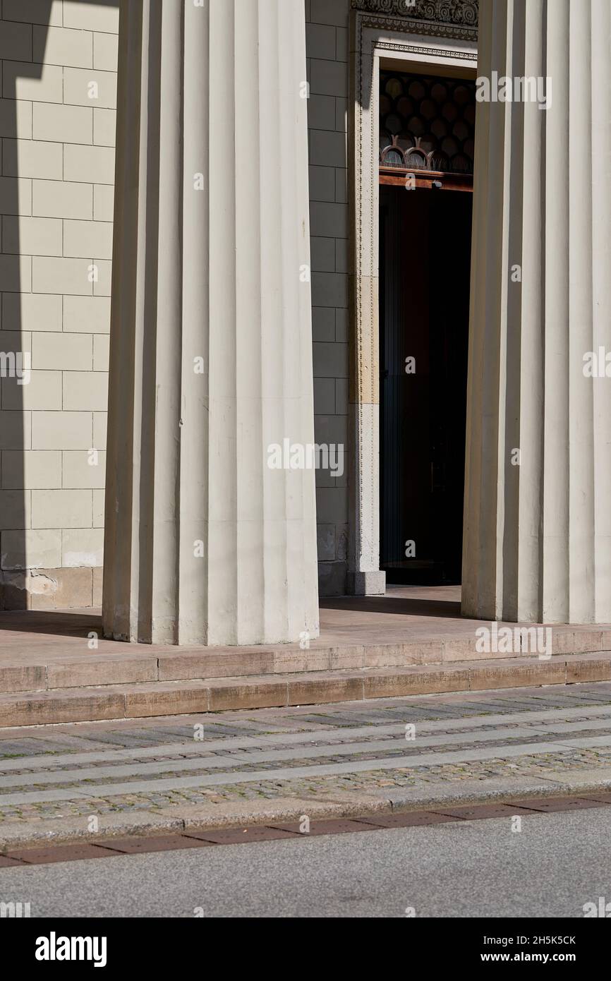 Pillars at the entrance to Vor Frue Kirke (Church of Our Lady), designed by Christian Frederik Hansen (1829); Copenhagen, Denmark Stock Photo