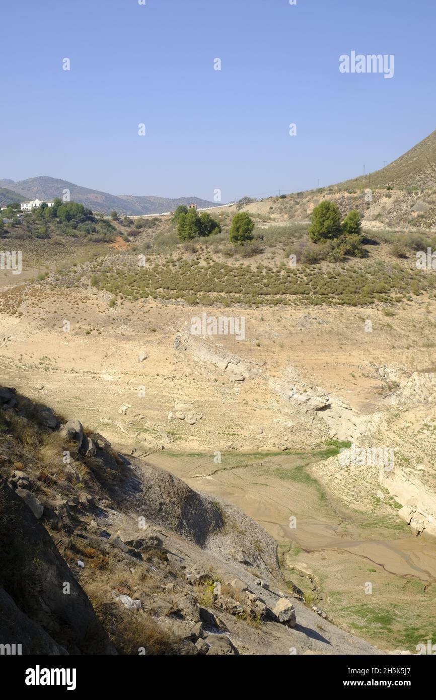 Dry reservoir bed in the summer due to lack of rainfall. Iznajar, Cordoba Province, Andalucia, Spain Stock Photo