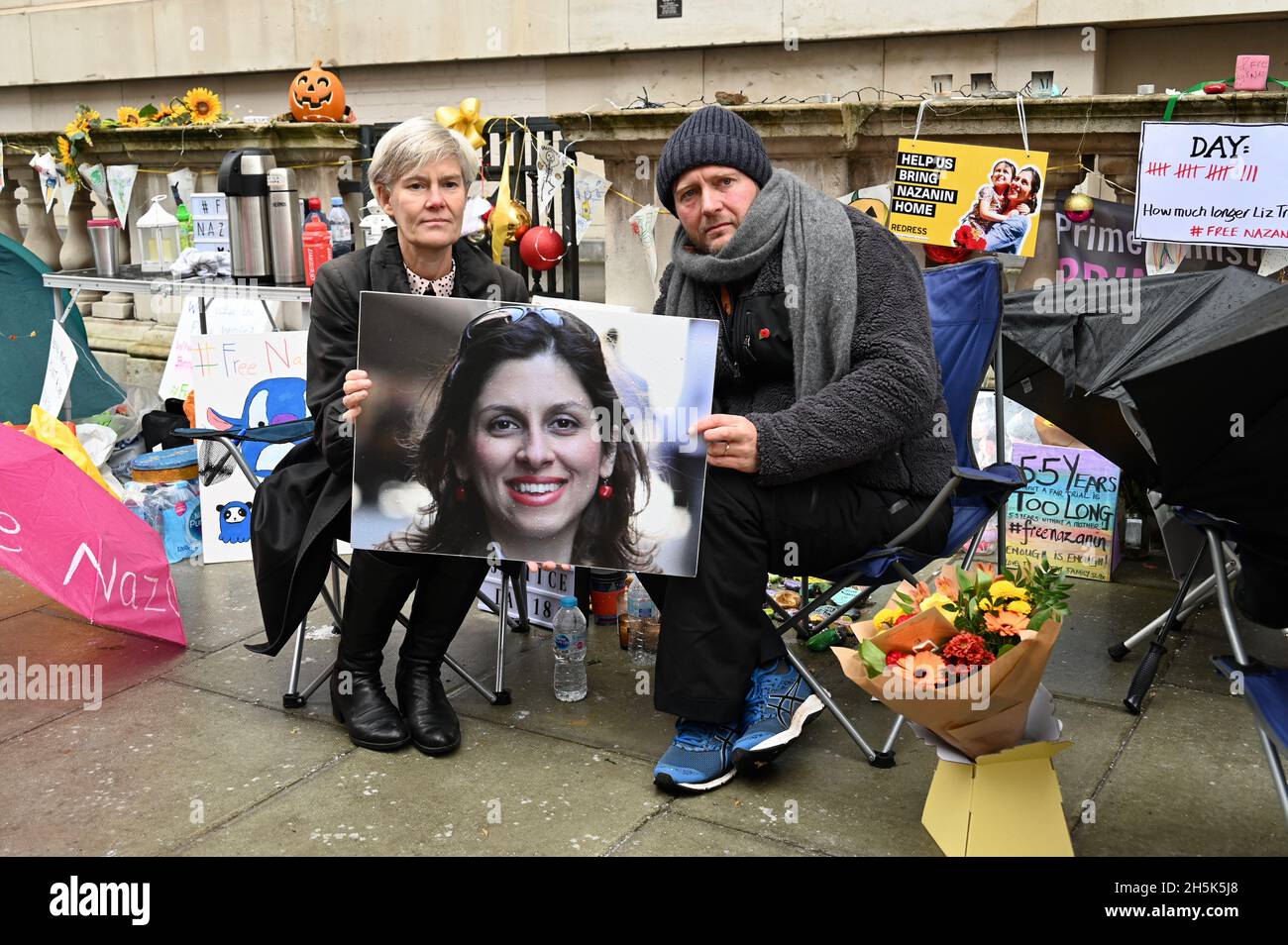 London, UK. Kate Green MP met Richard Ratcliffe now on day eighteen of his hunger strike outside the Foreign Office. He is demonstrating about the lack of progress from the Foreign Office in securing a release for his wife Nazanin Zaghari-Ratcliffe, during her five and a half year detainment in Iran. Credit: michael melia/Alamy Live News Stock Photo