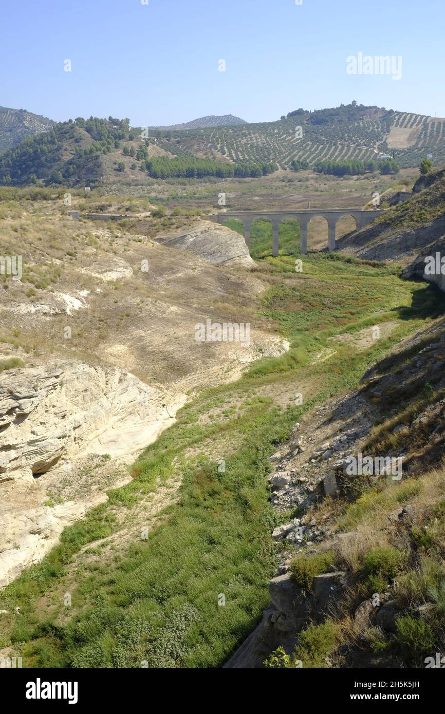 Dry reservoir bed in the summer due to lack of rainfall, Iznajar, Cordoba Province, Andalucia, Spain Stock Photo