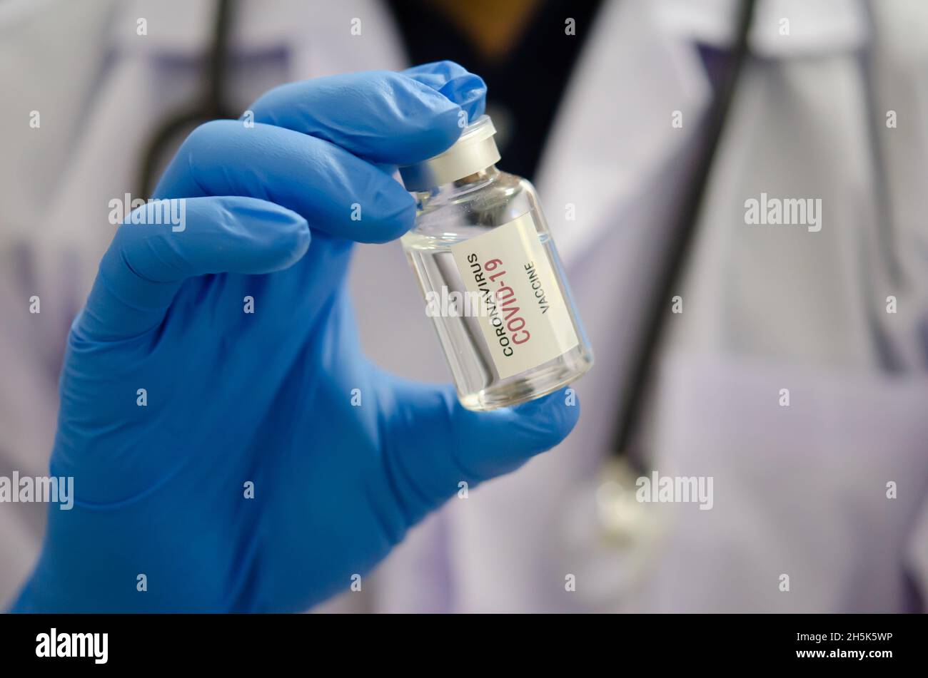 Doctor or laborant holding  COVID-19 vaccine tube Or coronavirus vaccine. Coronavirus Vaccine concept Stock Photo