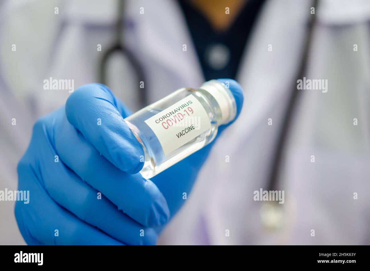 Doctor or laborant holding  COVID-19 vaccine tube Or coronavirus vaccine. Coronavirus Vaccine concept Stock Photo