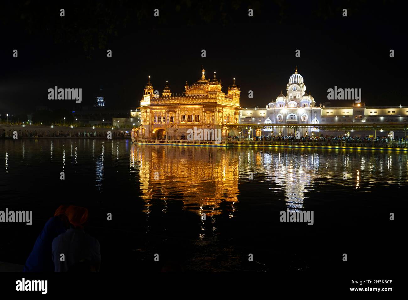 The Golden Temple (Sri Harmandir Sahib) Gurdwara and Sarovar (Pool of Nectar), at dusk; Amritsar, Punjab, India Stock Photo