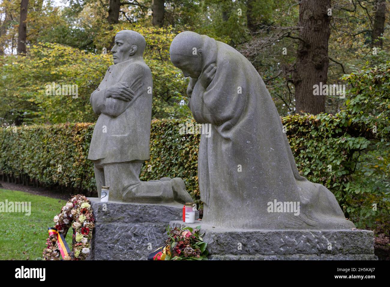 Vladlso, Belgium. 10th Nov, 2021. A memorial named The Grieving Parents shows Kaethe Kollwitz with her husband Karl looking at the grave of their son Peter at German War Cemetery Vladslo in Flanders. Credit: Juergen Schwarz/Alamy Live News Stock Photo