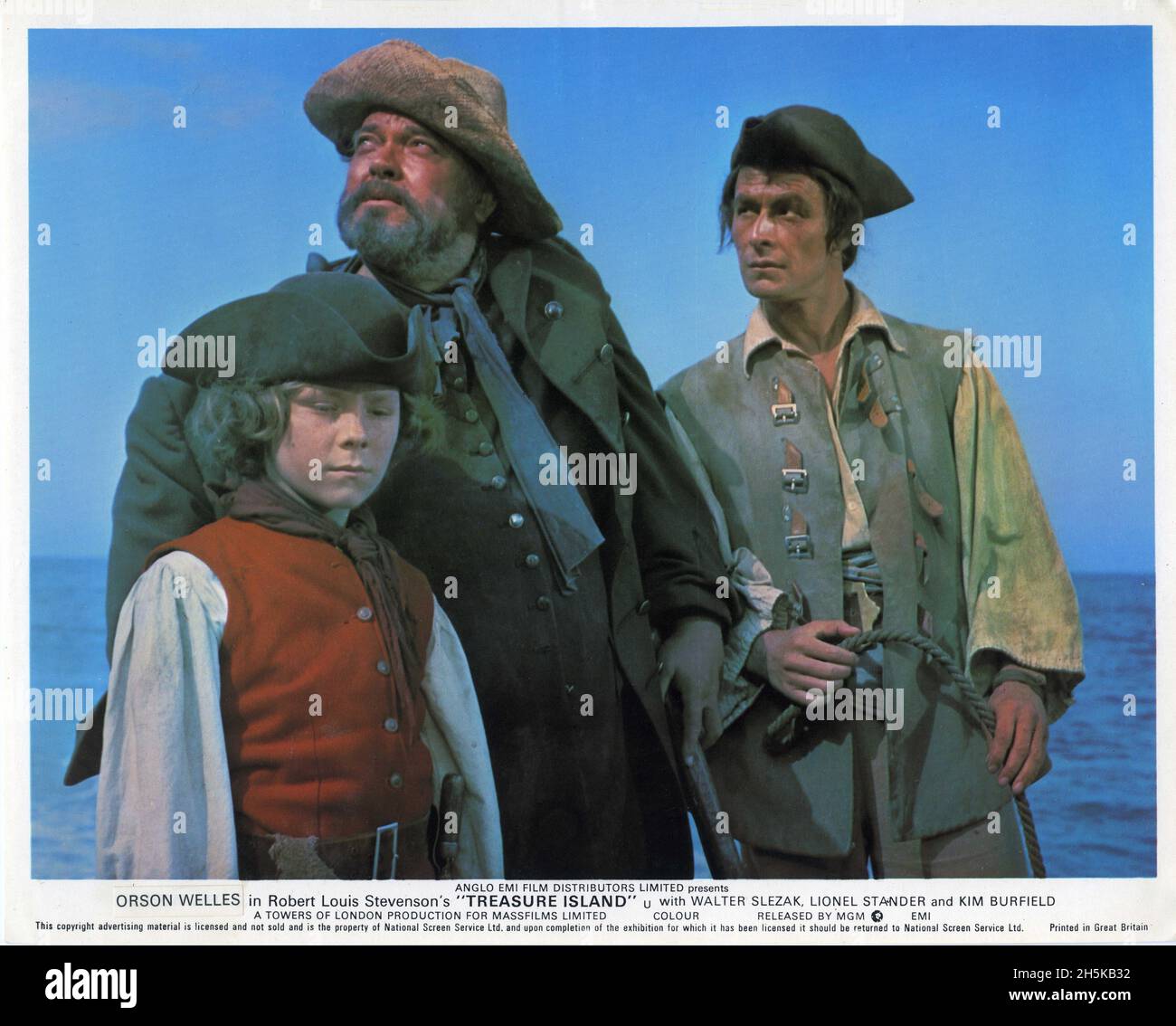 KIM BURFIELD as Jim Hawkins ORSON WELLES as Long John Silver and MICHEL GARLAND as Merry in TREASURE ISLAND 1972 director JOHN HOUGH novel Robert Louis Stevenson adapted for the screen by Wolf Mankowitz and Orson Welles UK - France - Italy - West Germany - Spain Towers of London Productions / Massfilms / Central Cinema Company Film (CCC) / Eguiluz Films / Les Productions FDL / Seven Film Stock Photo