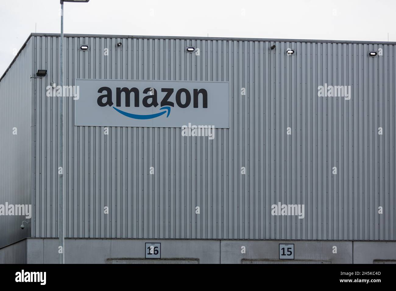 Amazon logo fulfillment centre hi-res stock photography and images - Alamy