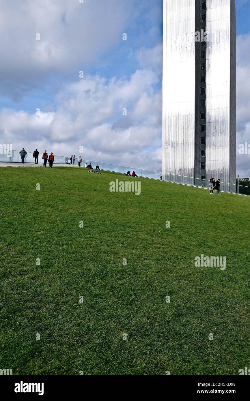 The green roof of the Kö Bogen II in the centre of Düsseldorf. A walkable, triangular lawn with a view next to the Dreischeibenhaus. Stock Photo