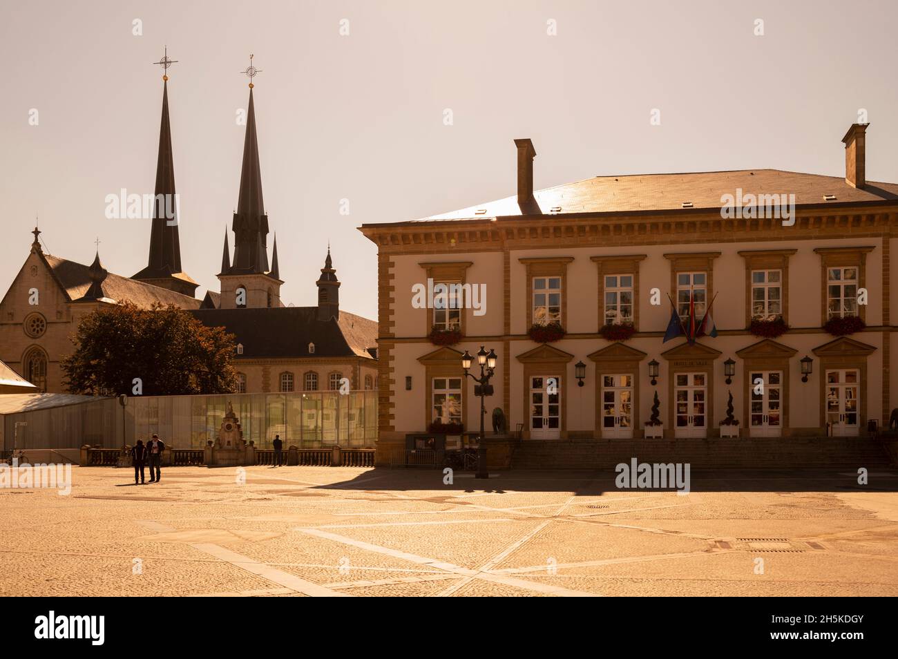 Europe, Luxembourg, Luxembourg City, Upper Town, Place Guillaume II with the Town Hall and Notre-Dame Cathedral beyond Stock Photo