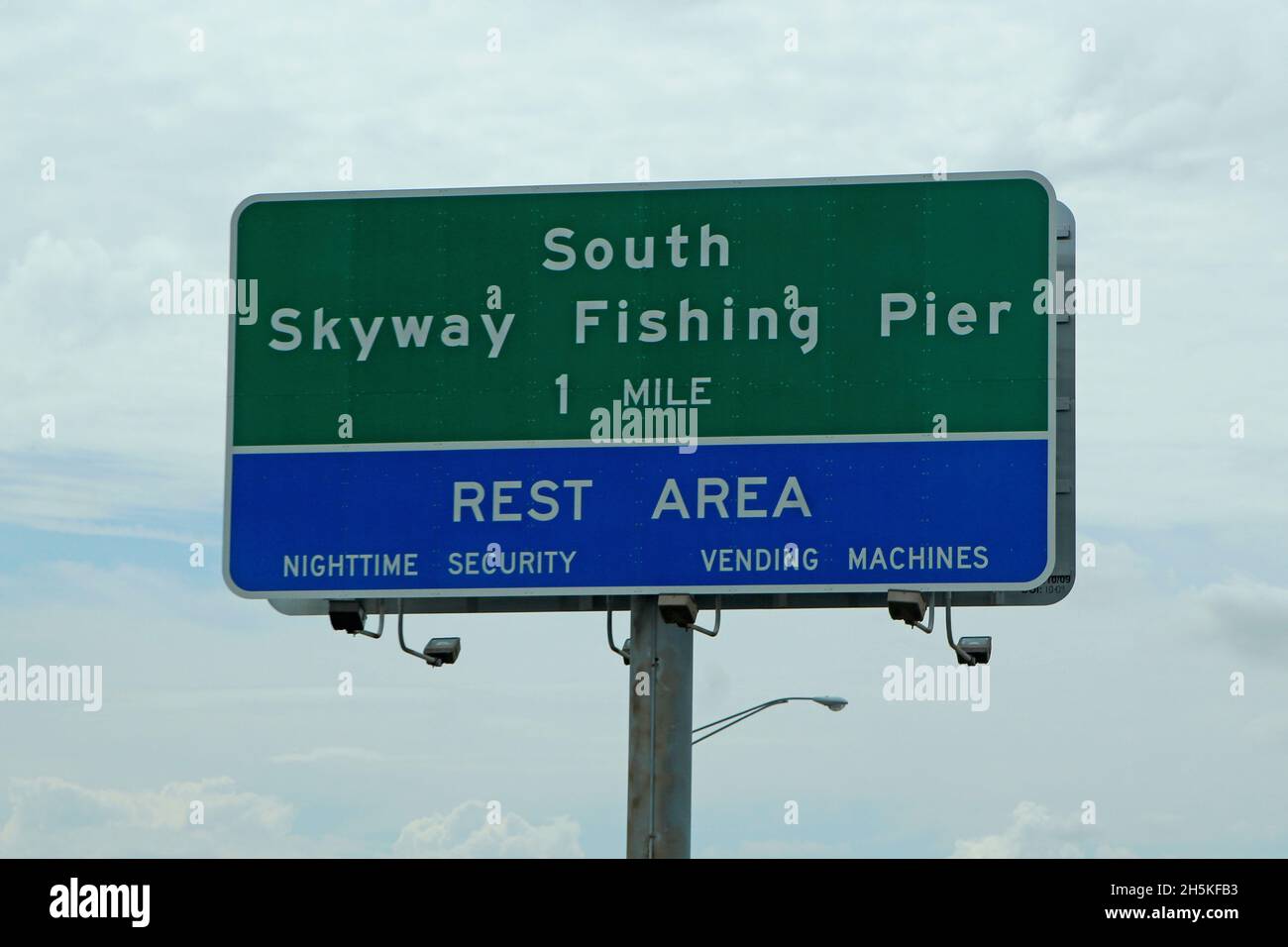 Straßenschild / Hinweisschild Skyway Fishing Pier, Rest Area, Sunshine Skyway Bridge, Florida, USA. Stock Photo