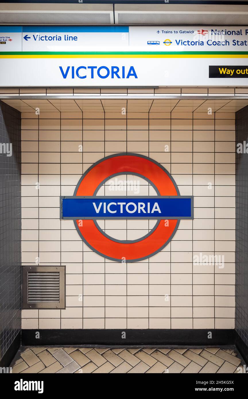 Victoria Underground Station, London Stock Photo - Alamy